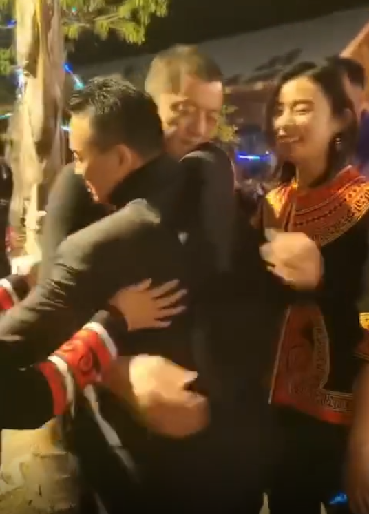 李亚鹏带新女友应酬，席间敬酒合影，这都是以