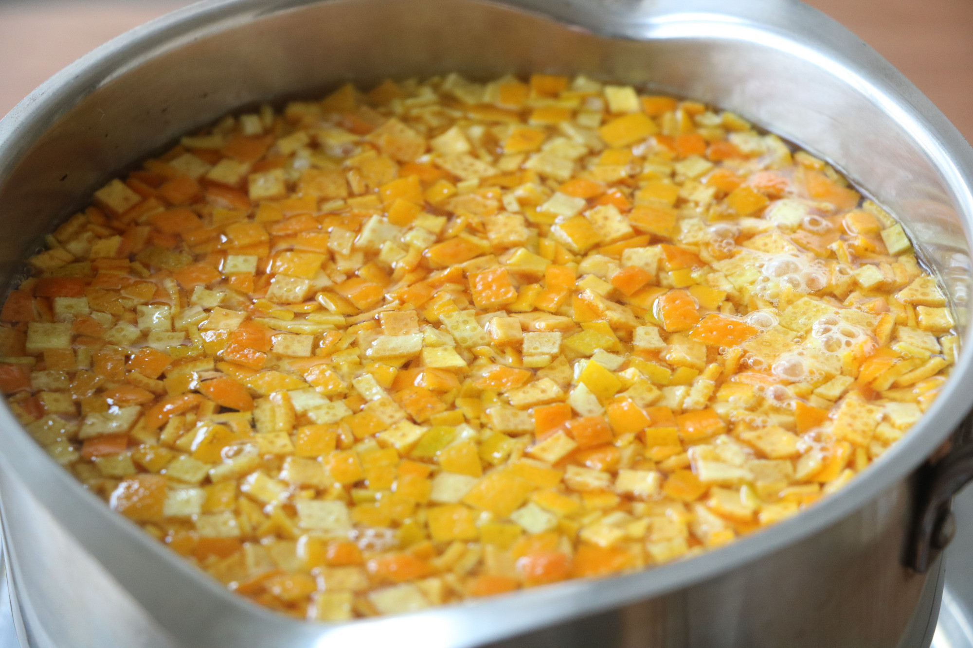 吃剩的橙子皮不要扔掉，簡單加工一下，用處多多，勝過秋梨膏