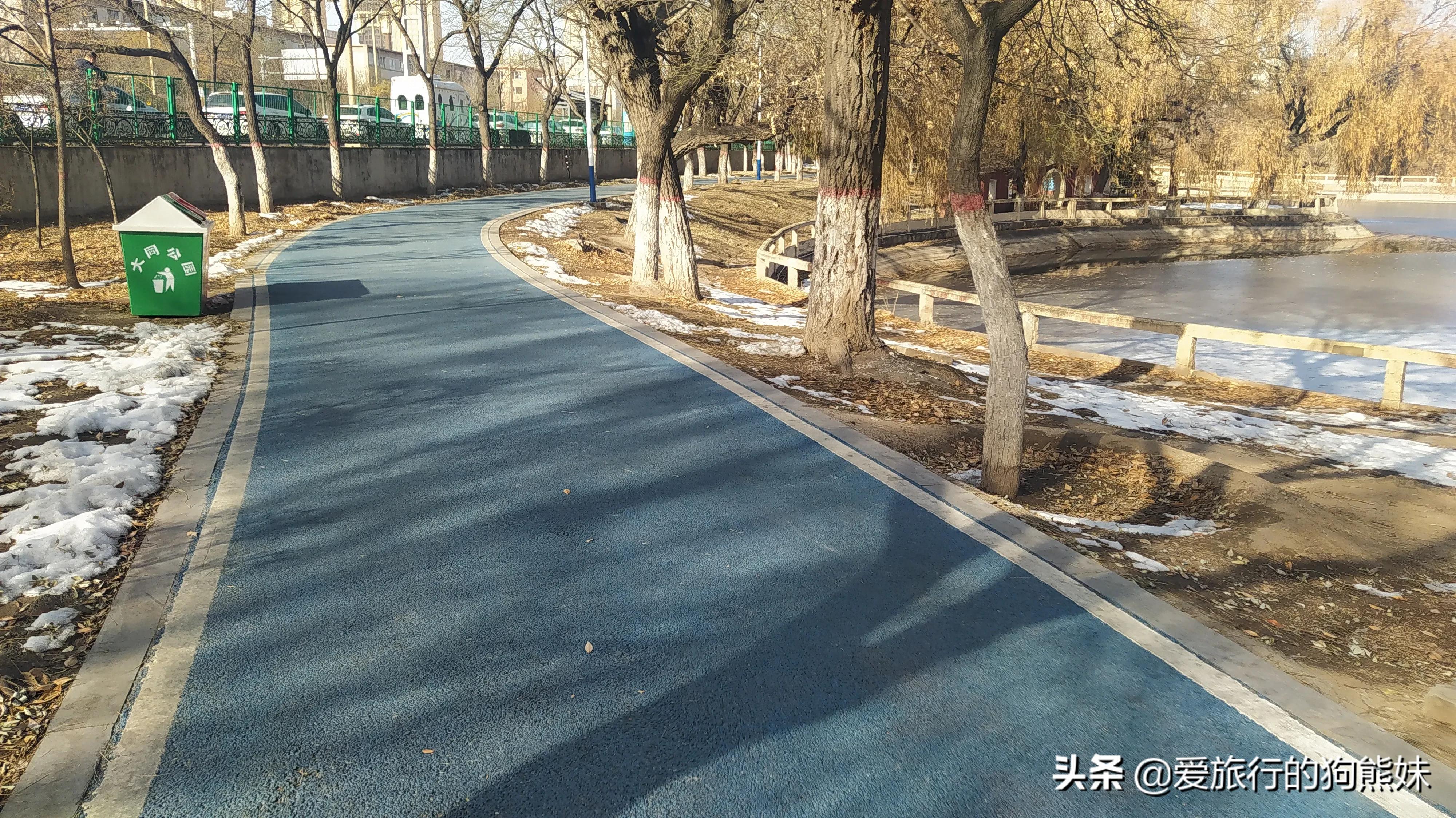 Datong Park has added a blue fitness track, and the snow scene here is ...