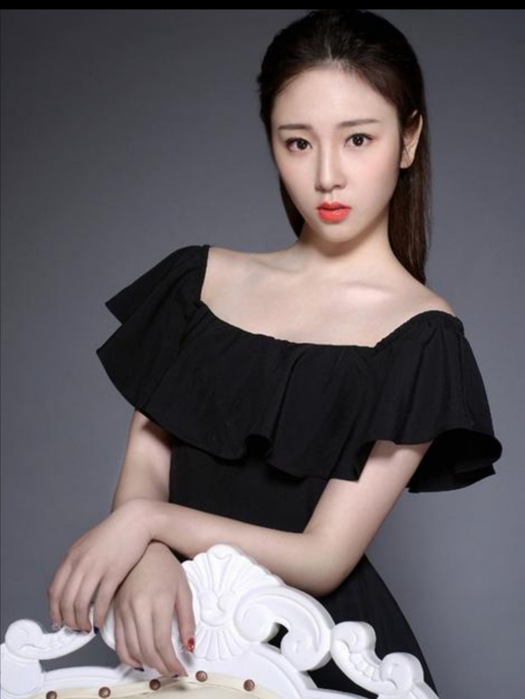 沉鱼落雁之容，闭月羞花之貌。