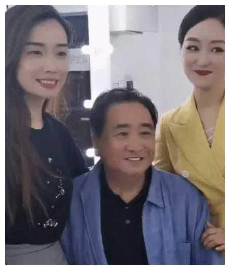 徒孙也好，女儿也罢，姜昆搂着女士腰拍照，本