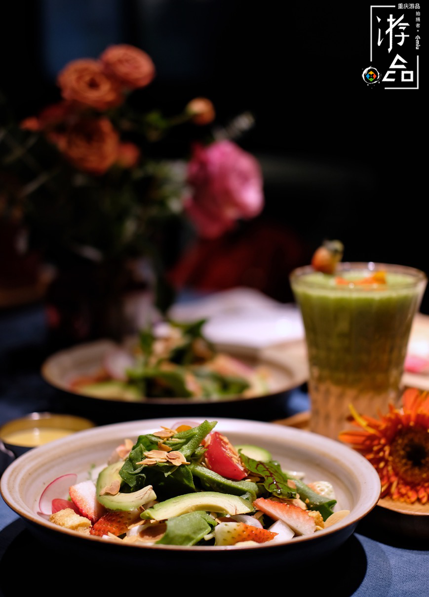 重庆鎏嘉码头的高级餐厅，羊排用老干妈调味，钱都花在环境上