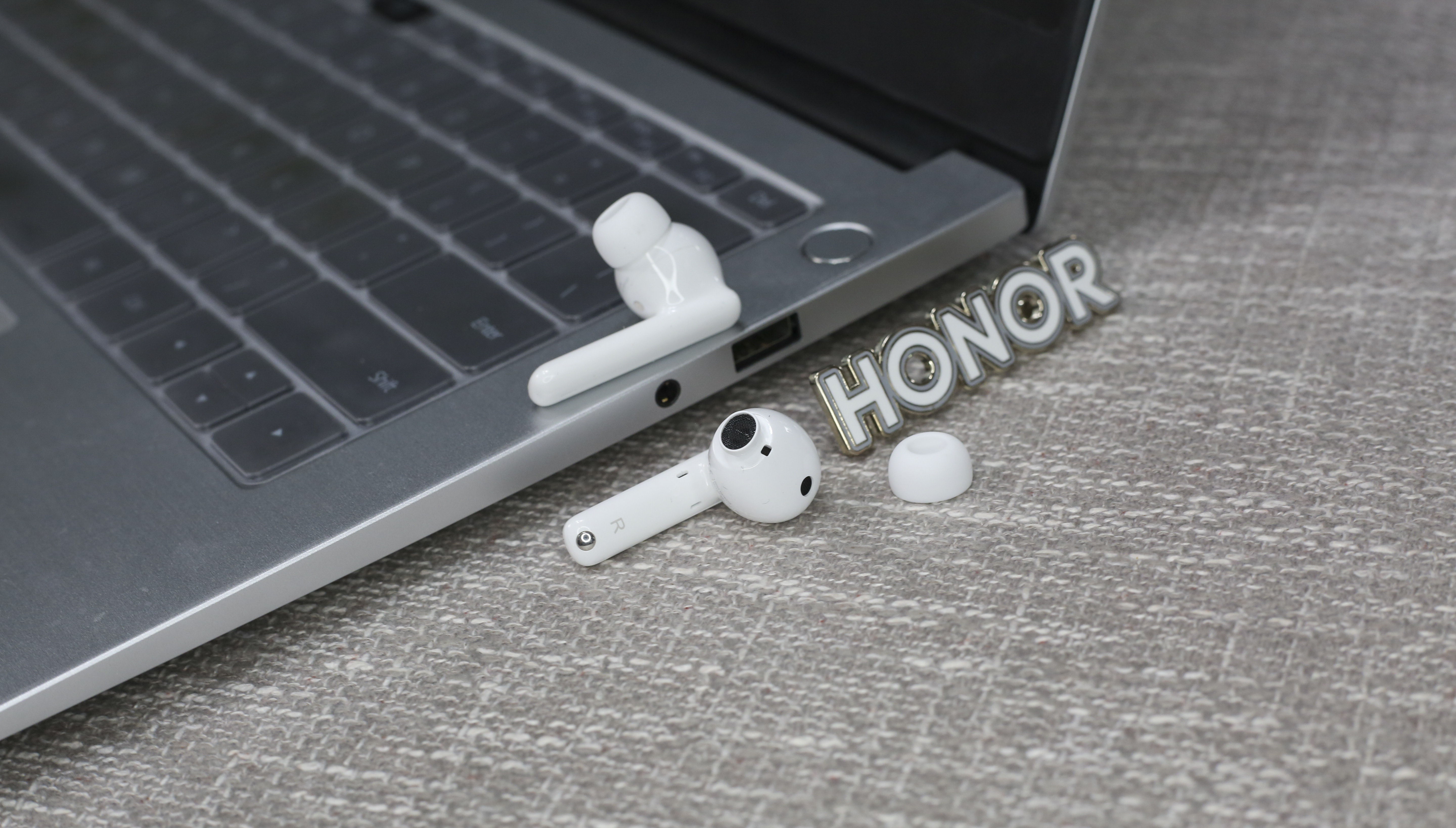 持久聆听、久到离谱！荣耀Earbuds 2 SE上手实测，降噪确实强大