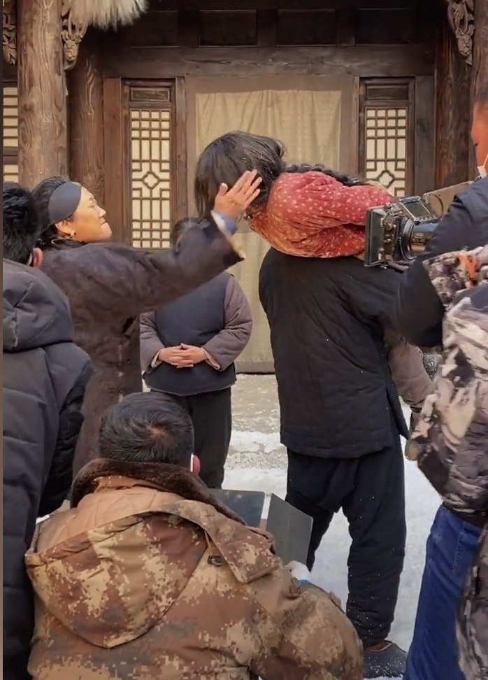 老戏骨王丽云拍戏连扇小演员6巴掌，打到脸通红