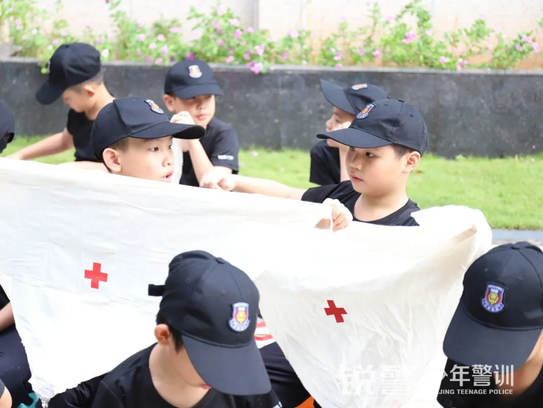 锐警少年警训夏令营：雏鹰新飞，温室小花蜕变之旅，成长的力量