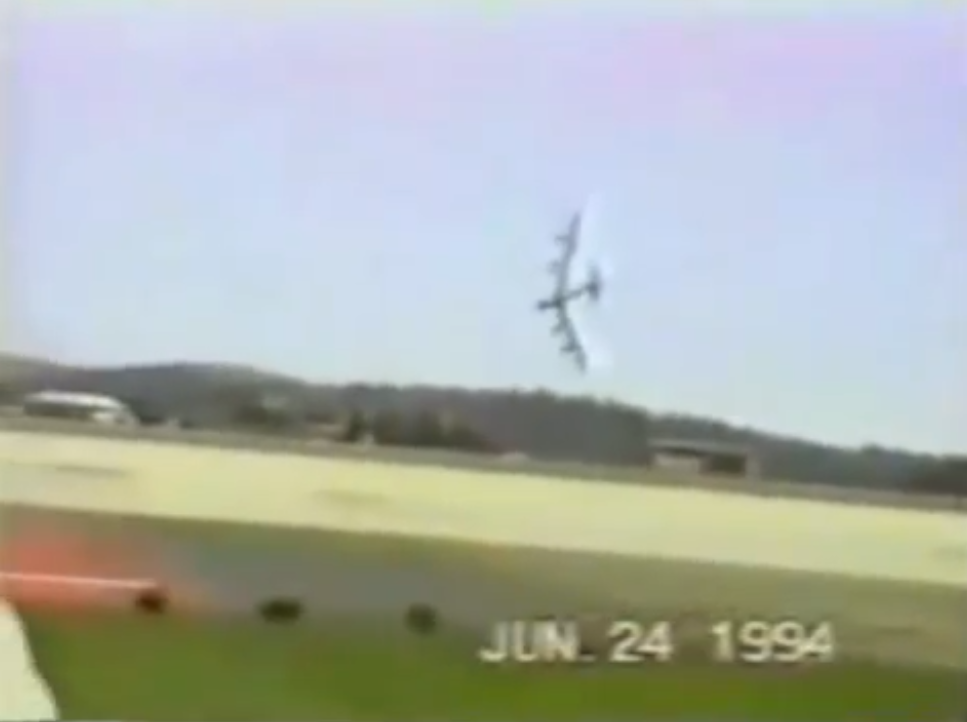 过分自信，美国飞行员驾驶轰炸机疯狂炫技，却