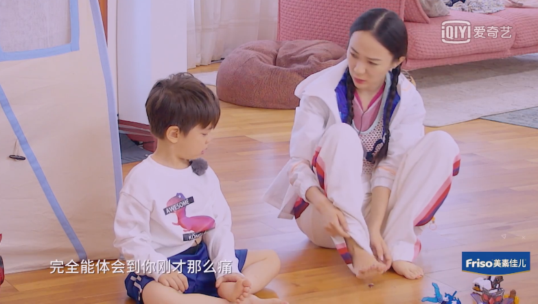 嗯哼踩疼脚崩溃大哭，霍思燕的处理方式获百万点赞，堪称教科书级