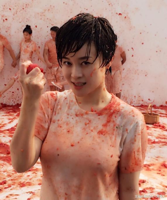 赵本山的女弟子身材真是绝了，往身上扔西红柿