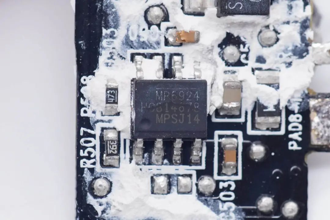 华硕最强游戏本标配300W电源，内置4颗氮化镓，内部结构揭晓