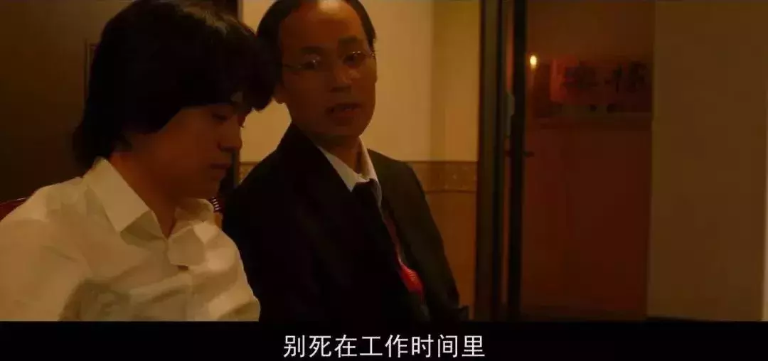 没有剧本 用诗歌拍成的电影《夜空总有密度最大的蓝色》真的很丧