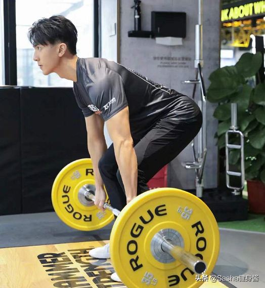 不老男神吴尊同学聚会惊呆众人，都说背薄显年