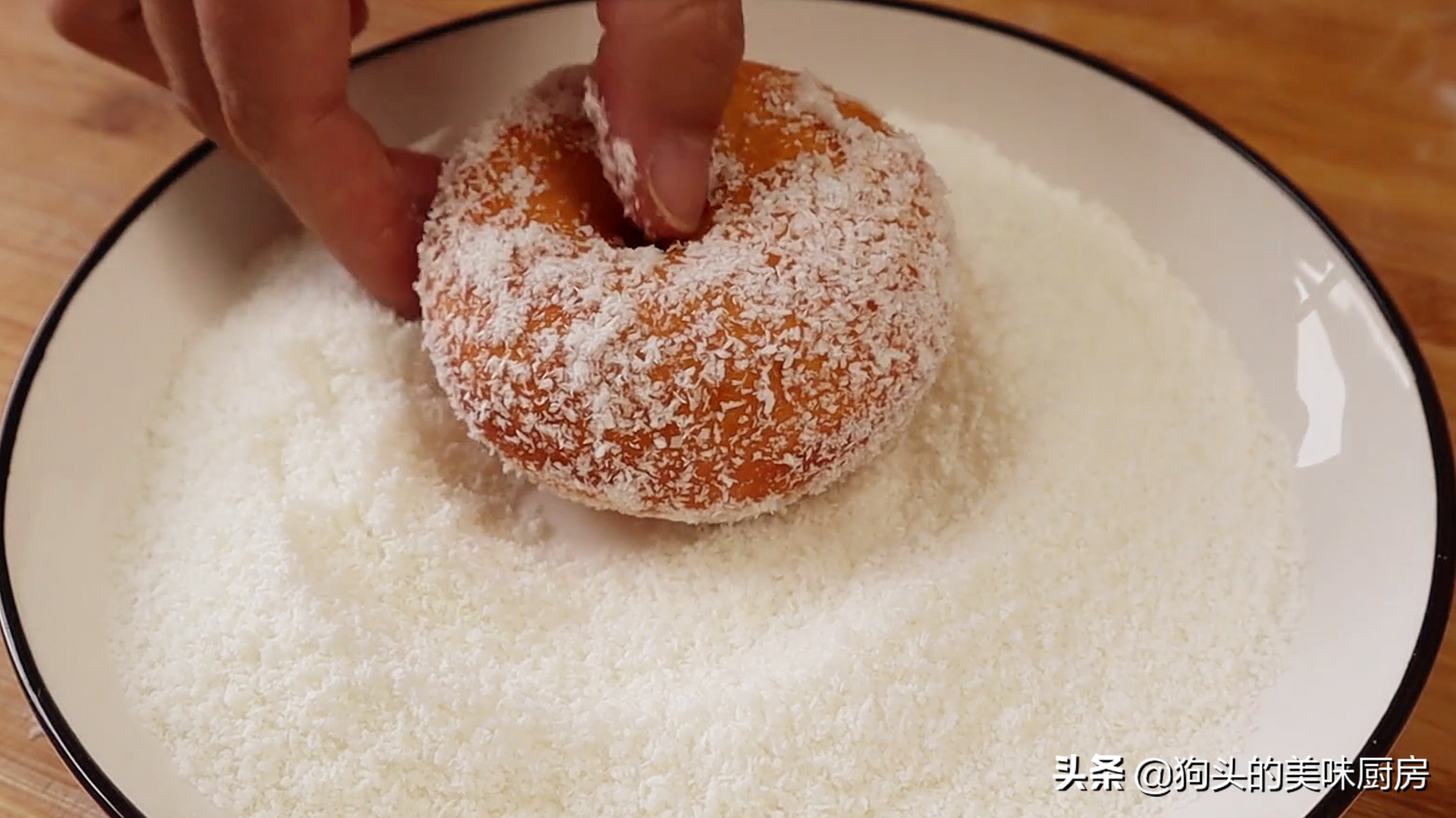 一碗麵粉，3個雞蛋，手指一戳一轉，香甜鬆軟，比買的麵包還好吃