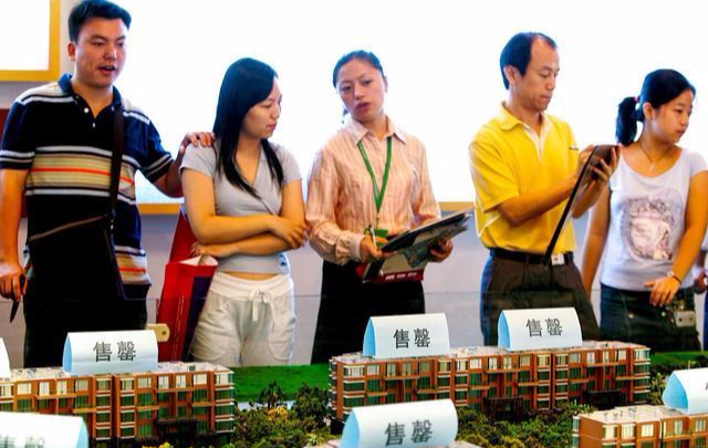 家里有55万存款，到底要不要买房？马云、曹德旺