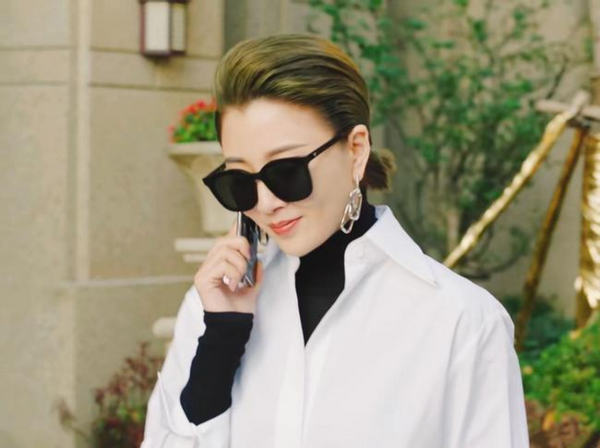 Looked " green " , just discover Yan Tao wear build and hyperbole earring, it is duty field female advocate edge tool