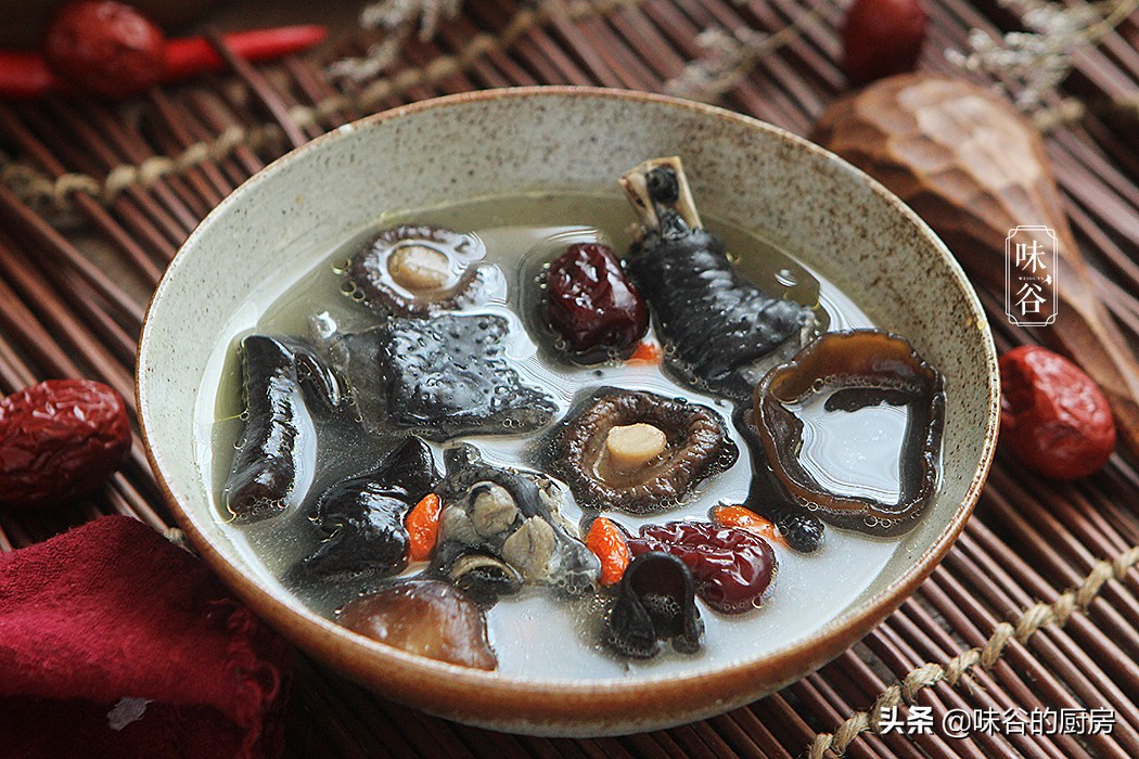 买香菇时，干香菇和鲜香菇哪个才好？原来差别可大呢，别再买错了