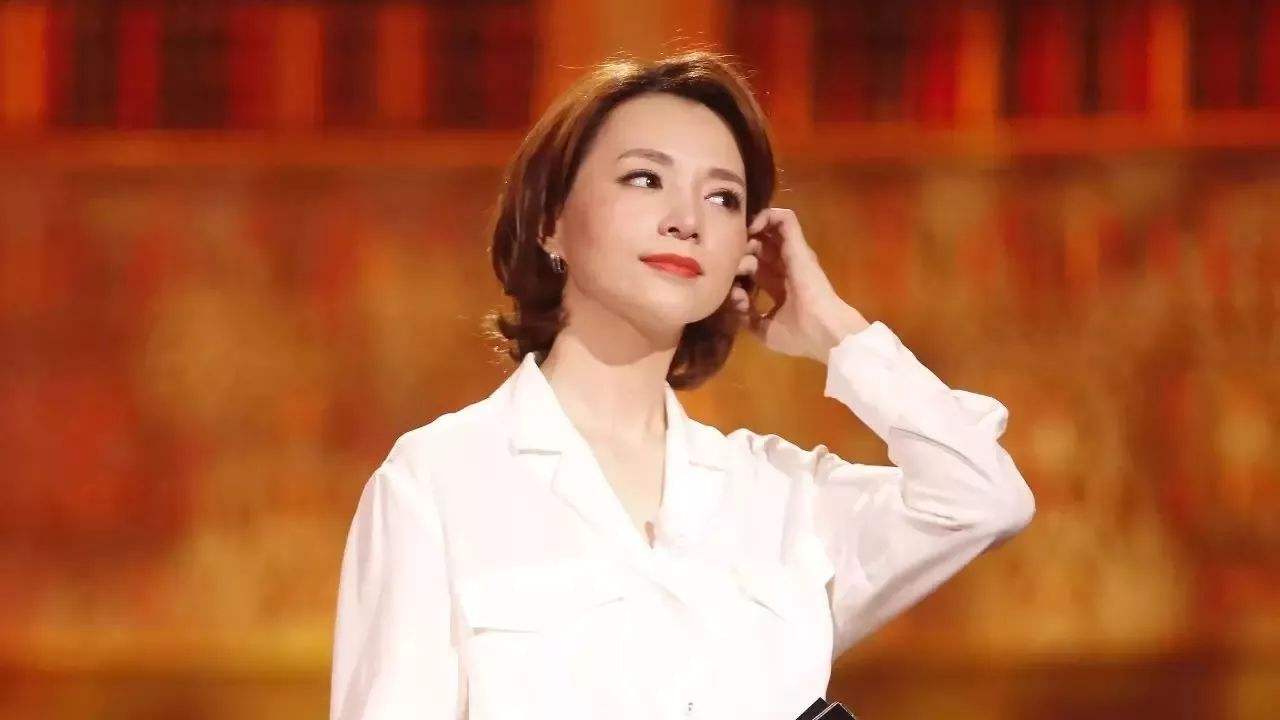 央视跨年阵容官宣，董卿高调回归，搭档康辉领衔主持天团
