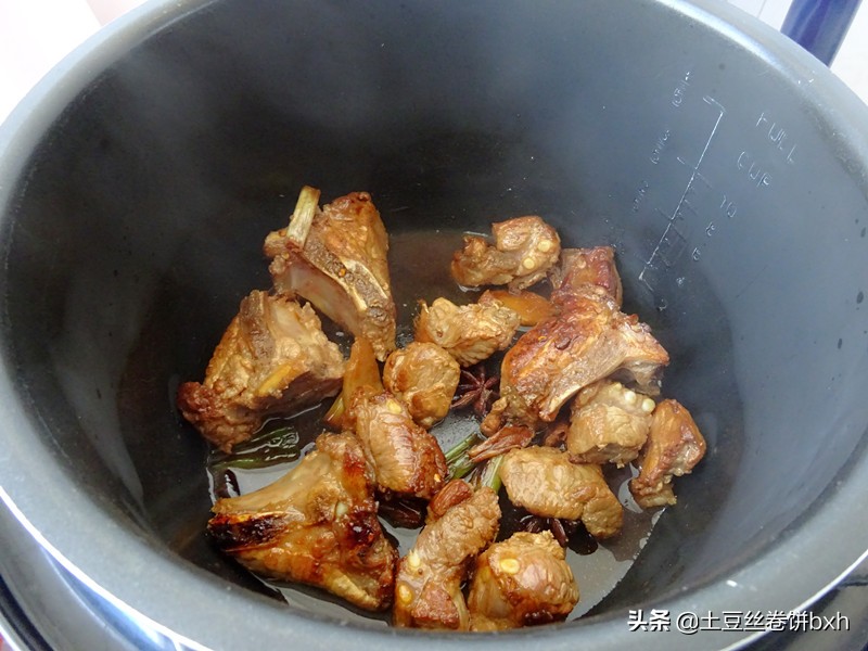 这个方法焖排骨，百吃不厌，不加一滴水，鲜香软烂又入味，特香