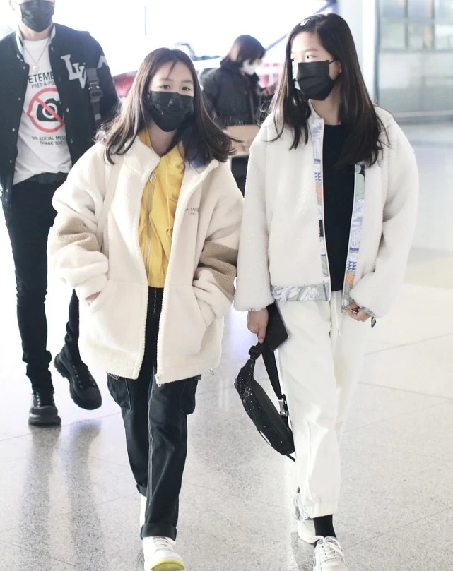 鐘麗緹張倫碩一家四口同框畫面養眼，倆女兒長相標致出落亭亭玉立