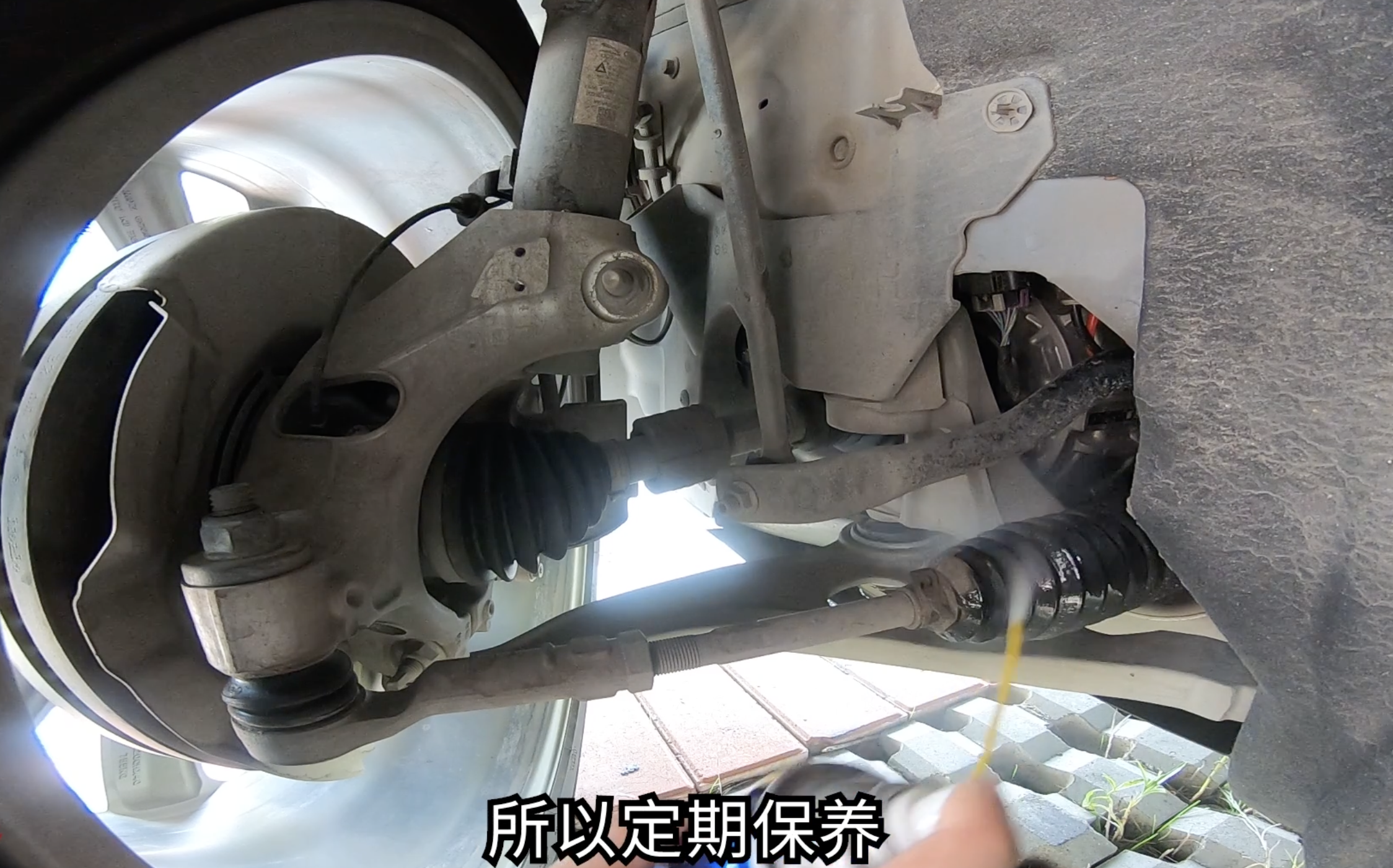 車主們別錯過！這5個家用車的保養，自己在小區就能做
