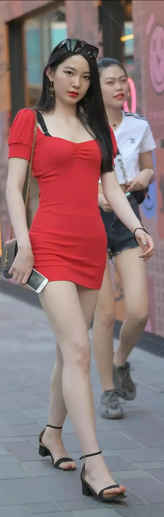 The high-profile and quiet sister Yi wears a red tight-fitting hip ...