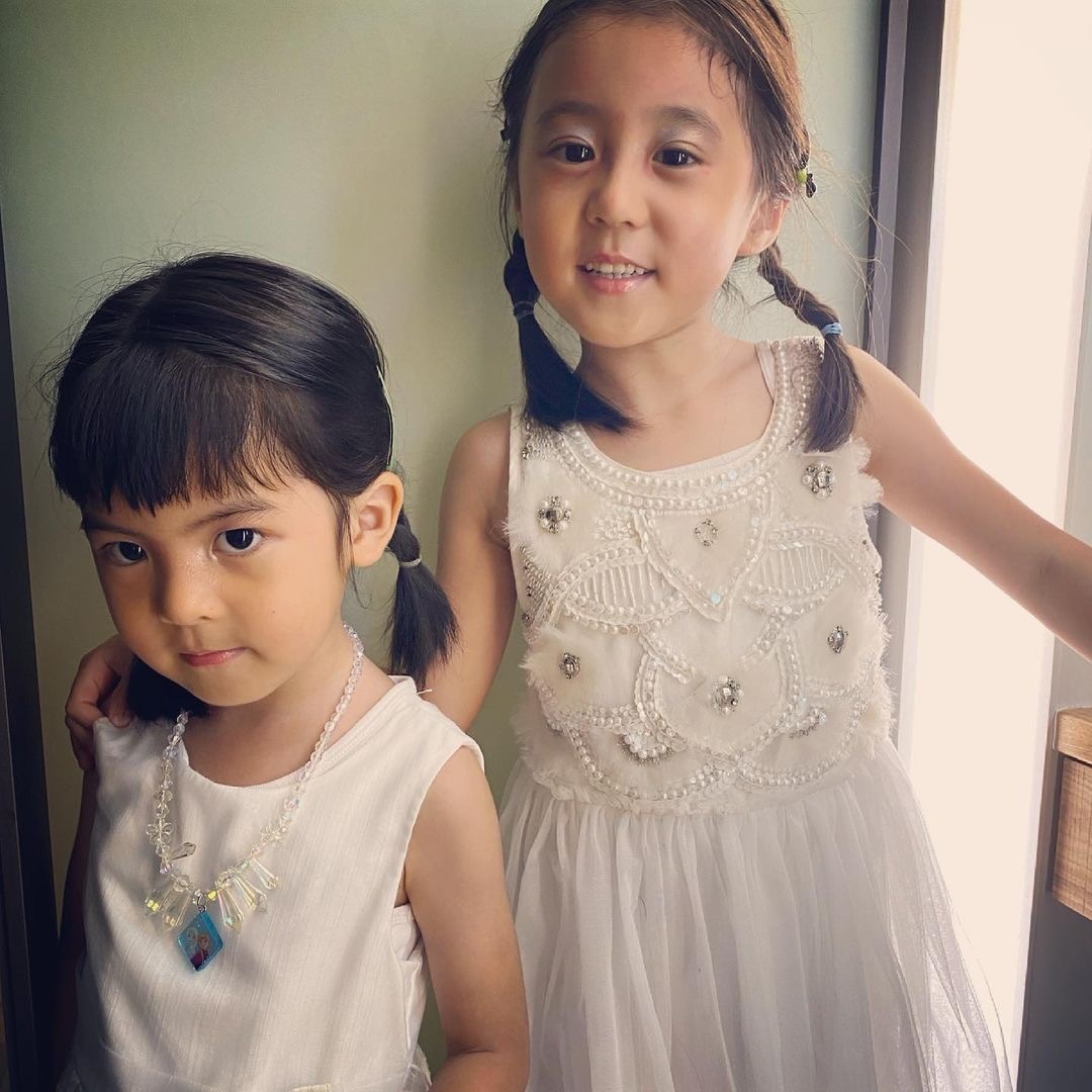 賈靜雯全家統一換髮型，修傑楷被剃成陰陽頭，梧桐妹露額頭超像媽