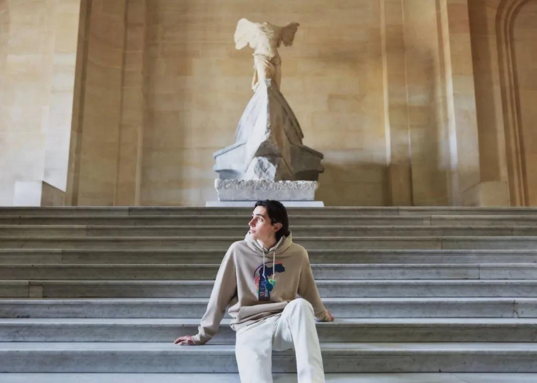 800年的老古董跨界合作，走在时尚前沿！卢浮宫的装嫩行动