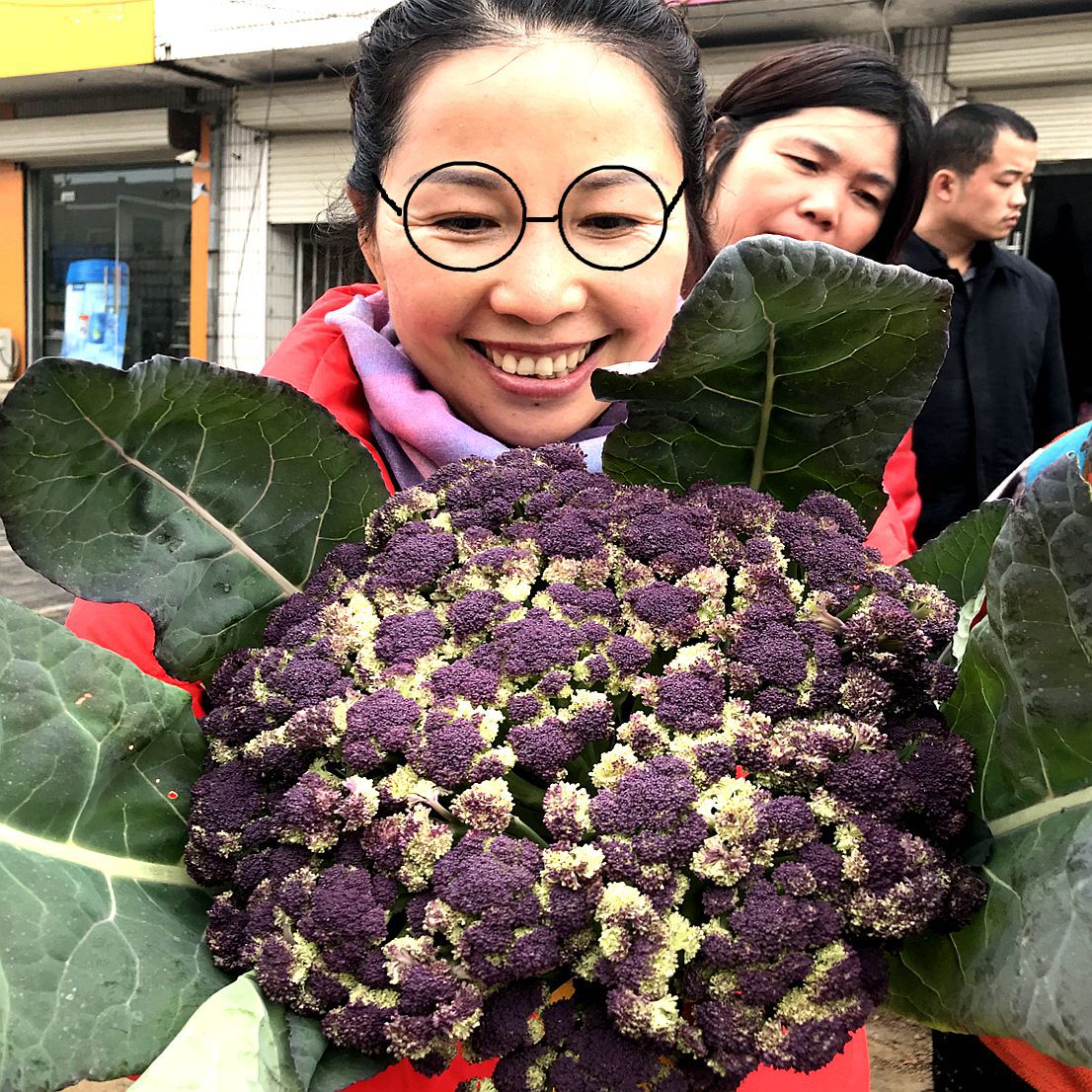 农村大集上卖一种很漂亮的紫色菜花 好多人第一次见到不敢买 斯密特
