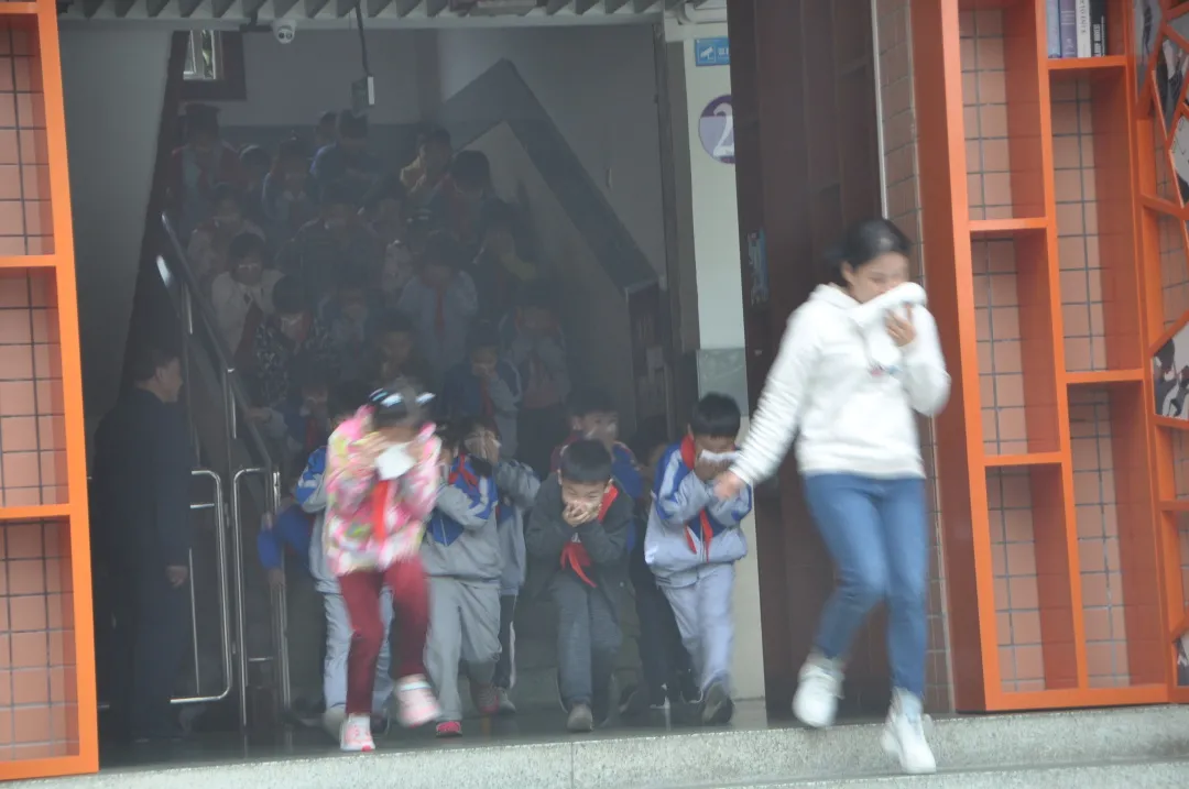 成都高新区中和小学消防知识培训以及消防应急演练