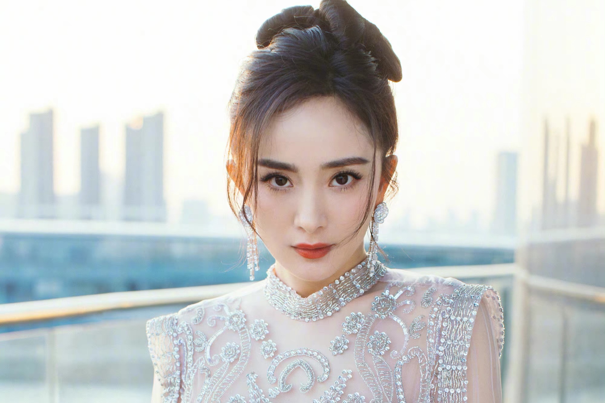 Starlight admires a few to jubilate greatly a few anxious, foreign vermicelli made from bean starch of Yang Zi poplar rips atelier, division of Yang Mi modelling is scolded