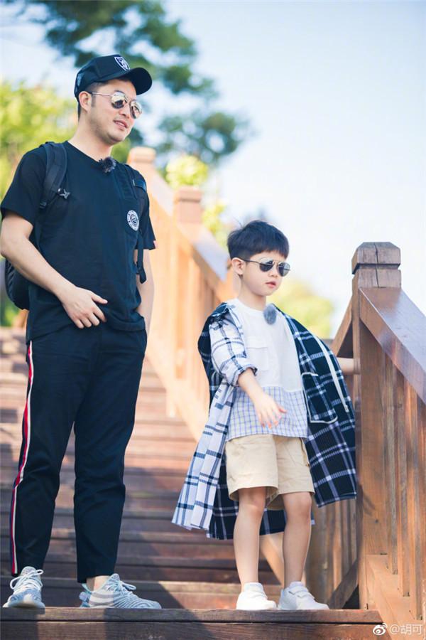 曾經因為練彈鋼琴被難為得哭現在的安吉都能在舞台上表演了