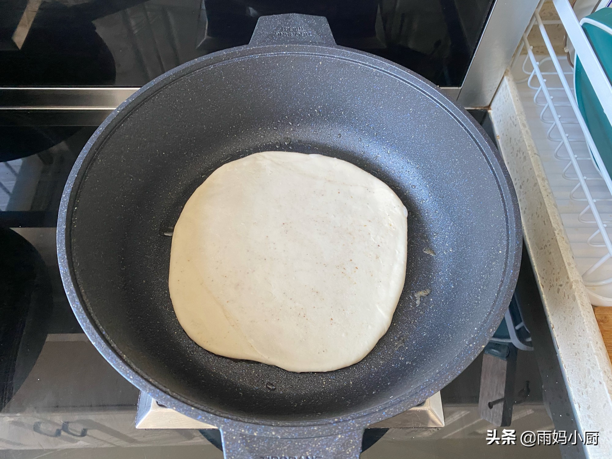 教你椒鹽油餅家常做法，外酥里香層次分明，咬一口香酥掉渣