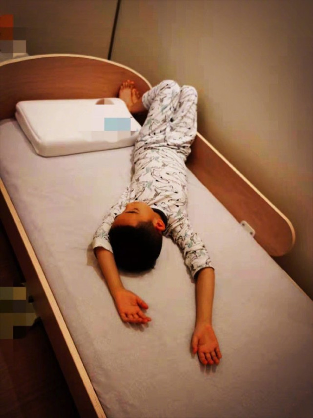 應采兒曬照感慨兒子長大，小小春睡姿花樣百出，小床快裝不下長腿