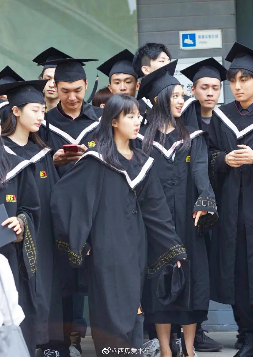 Beiying Xiaohua's graduation photo, Zhou Ye and Qiu Tian are holding ...