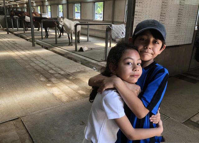 周华健儿子晒照被嘲，父子同框像兄弟，网友：混血儿子都长残了