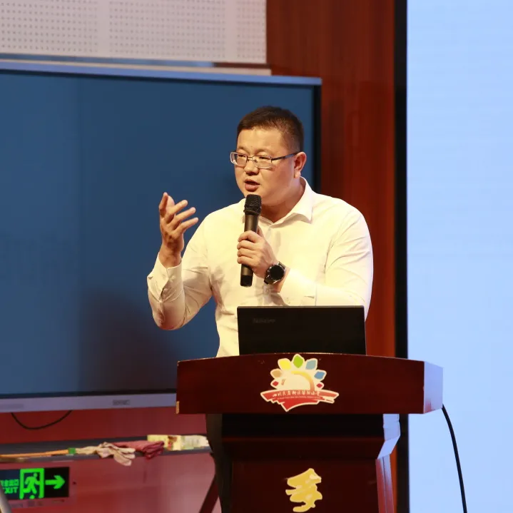 四小、华阳小学“两校一体化”教师培训会