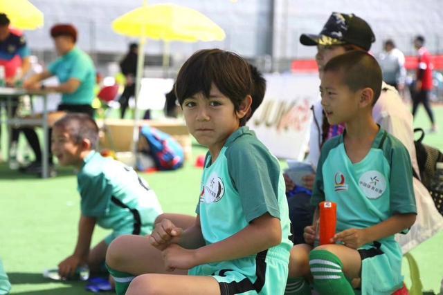 劉燁妻子曬女兒九歲生日照，雙眼有神皮膚黑，一對兔牙搶鏡