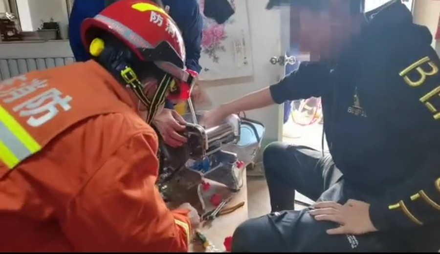 绞面机咬住男孩手指,青岛莱西消防破拆救援