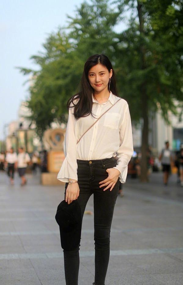 路人街拍：我也相信爱可以排除万难；只是，万