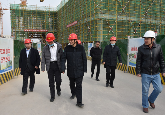 陕西中医药大学制药厂厂长李宏来到制药厂新厂区建设工地慰问并检查指导工作
