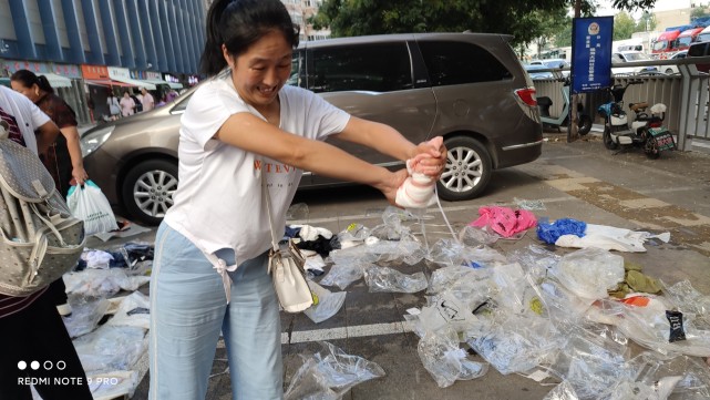 暴雨后的二七商圈：捞出来的衣服滴着水十元大甩卖！有商户亏损数百万，更难的是没钱再下订单