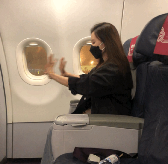 姐姐们是有多拼？张萌坐飞机还不忘勤奋练习，小板凳都已经坐烂了