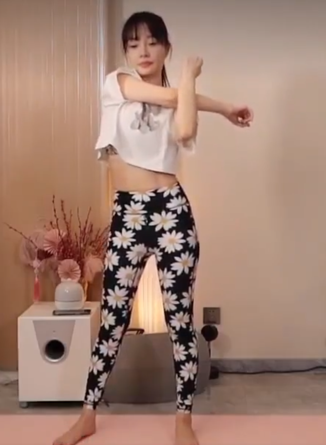 没想到81年的李小璐比例这么好，穿健美裤做瑜伽，曲线细腿她都有