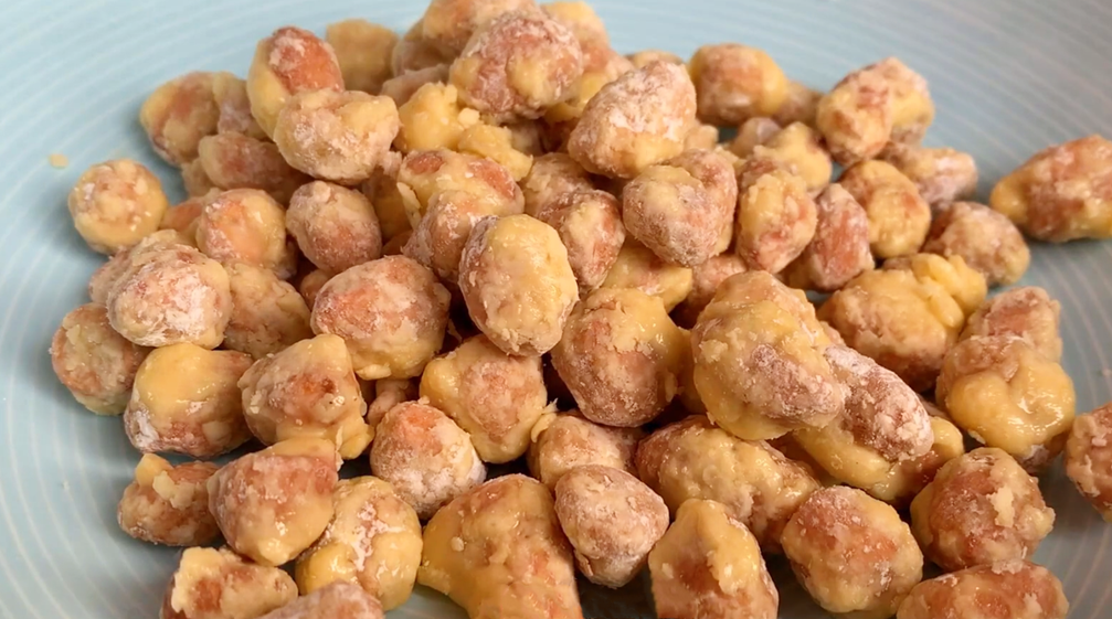 往花生里打2雞蛋，不需要油炸，吃一口嘎嘣脆，過年招待客人特棒