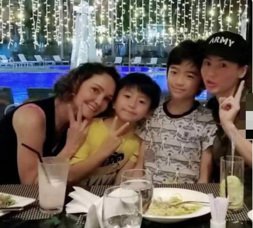 张柏芝59岁妈妈与男友同框现身，共吸一支烟，曾