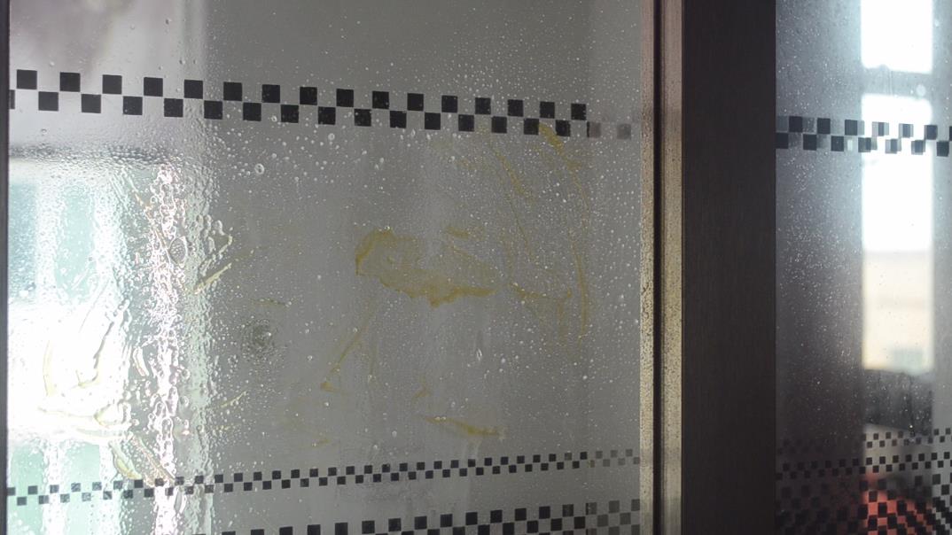 廚房玻璃上油乎乎的難清洗？ 家政阿姨教你一招，省時干淨又不留灰