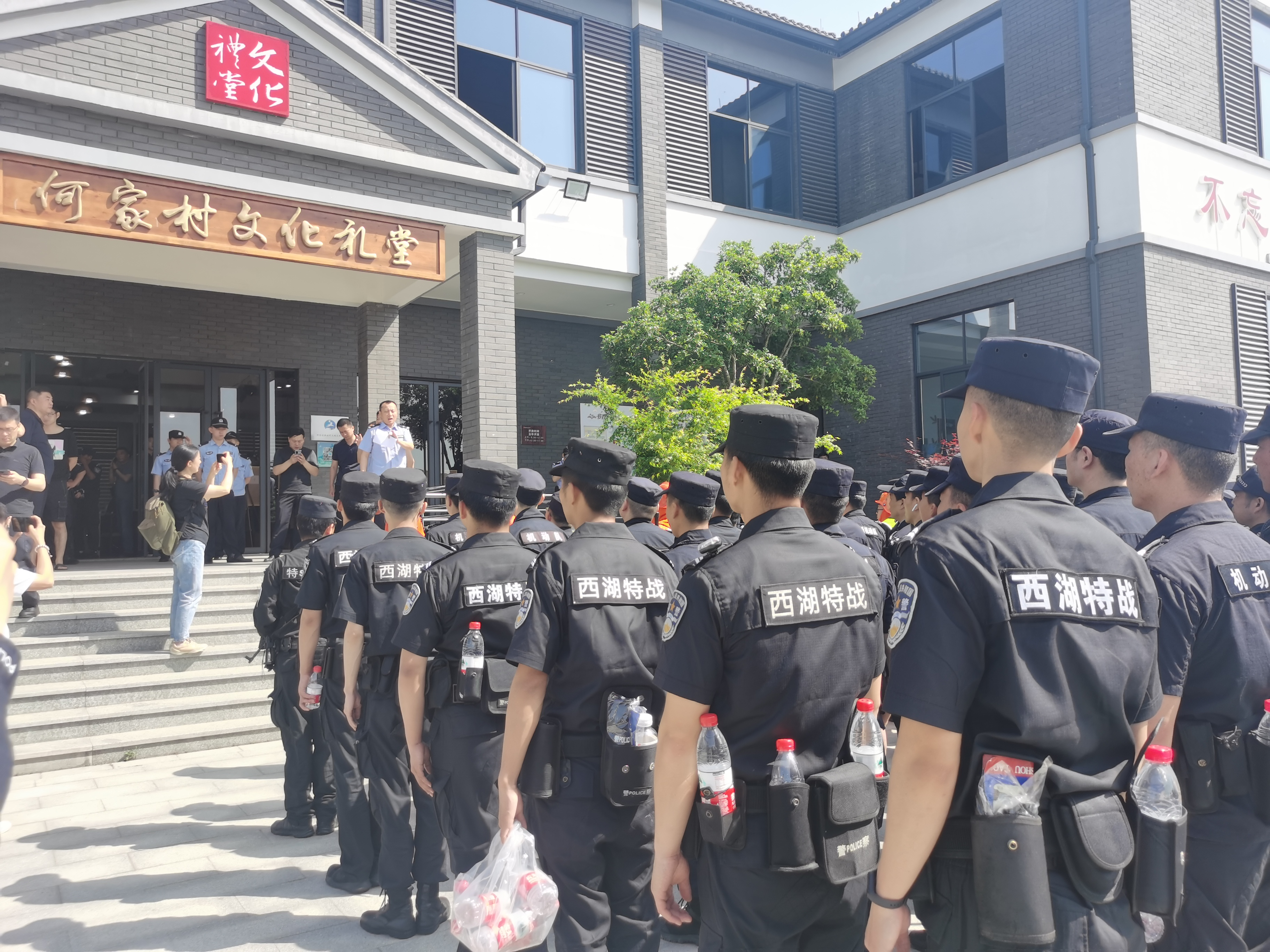 全力追击第三只出逃金钱豹！杭州出动300人搜寻队伍，记者带你直击搜寻现场