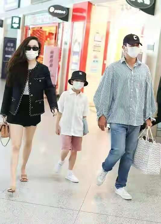 霍思燕一家高调现身！杜江穿错衣服变大妈，嗯哼戴2千帽子真阔气