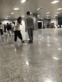搞笑gif神评：小姑娘，你是不是有很多的问号