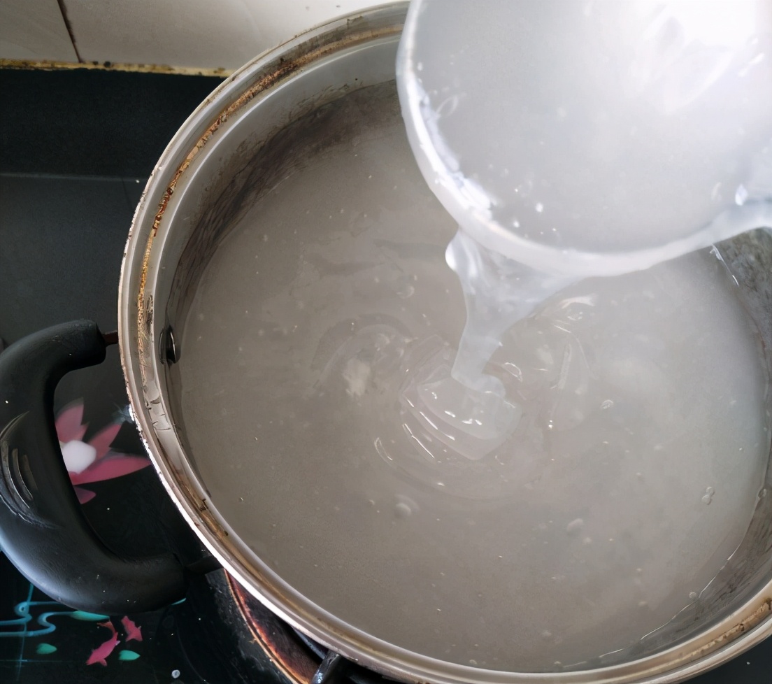 做涼粉，不要只用水，多加一種料，做好爽滑Q彈，滑溜溜好吃