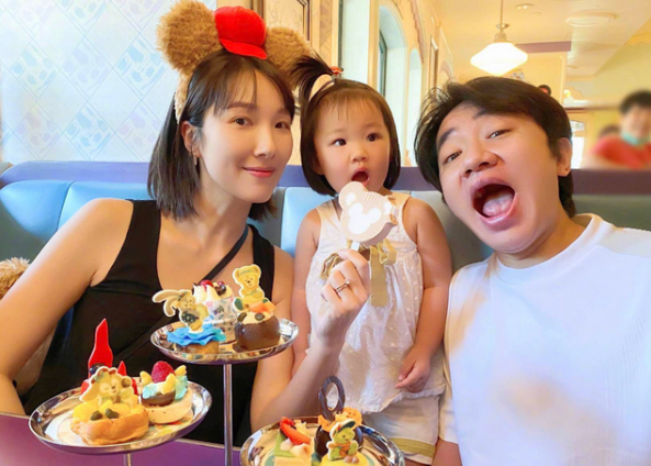 王祖蓝晒全家福，女儿“蒜头鼻”成亮点，网友：可惜了妈妈的颜值